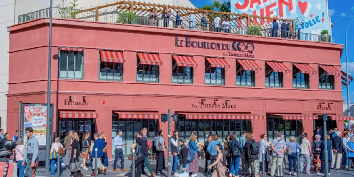 Salle du Bouillon du Coq, décor Belle Époque avec miroirs et banquettes en velours