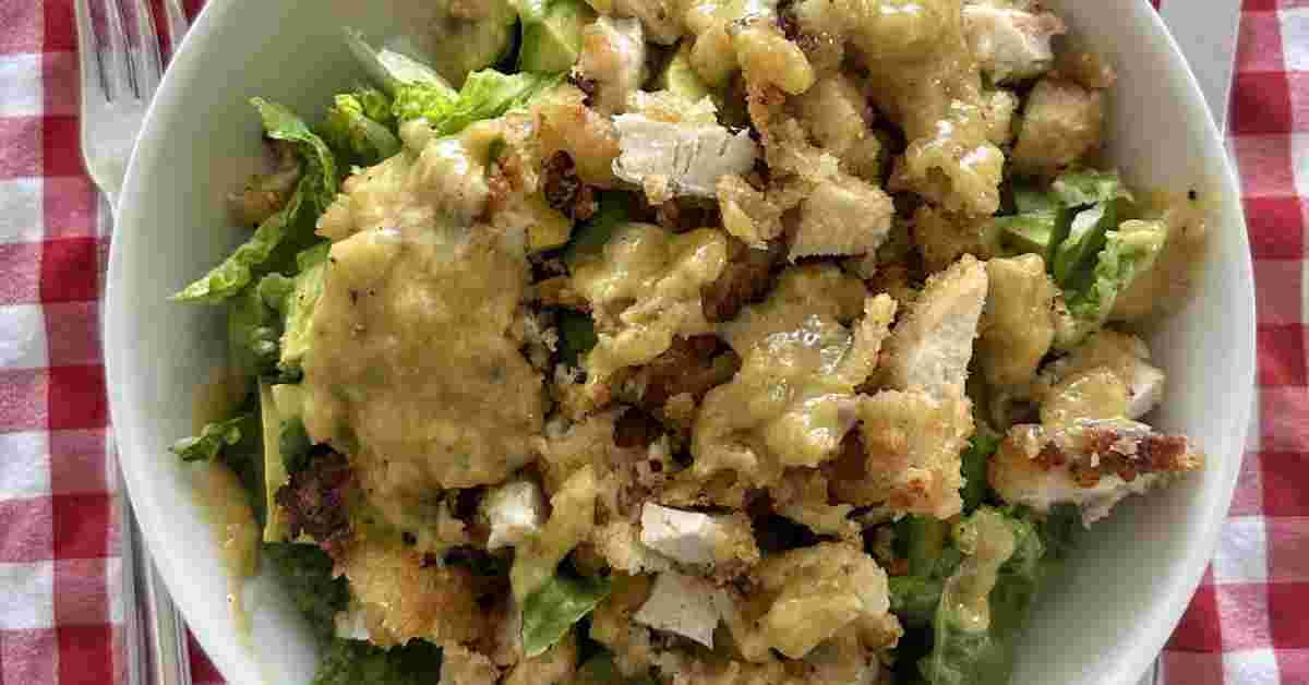 Salade César maison avec sauce crémeuse, croûtons et parmesan dans un bol